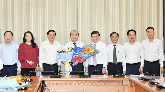 Chủ tịch UBND TPHCM Nguyễn Thành Phong trao các quyết định nhân sự chủ chốt - Ảnh 4.