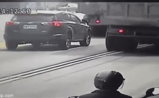 Clip: Khoảnh khắc xe ben nổ lốp khiến ô tô chạy bên cạnh gặp họa