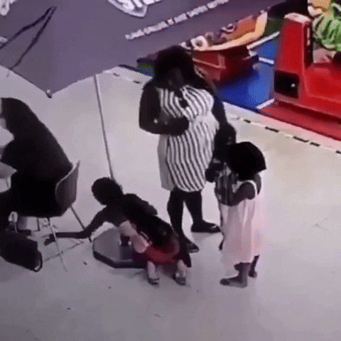 1 người phụ nữ dắt theo 3 đứa trẻ, chỉ vài giây sau ai cũng bàng hoàng với chuyện xảy ra - Ảnh 1.