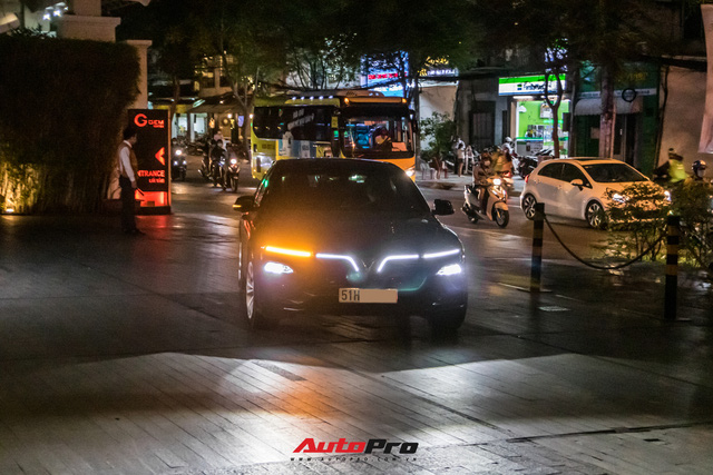 Nhiều siêu xe, xe sang hội ngộ tại tiệc thôi nôi cháu ngoại Minh nhựa, BMW X7 của Trấn Thành cũng xuất hiện - Ảnh 4.