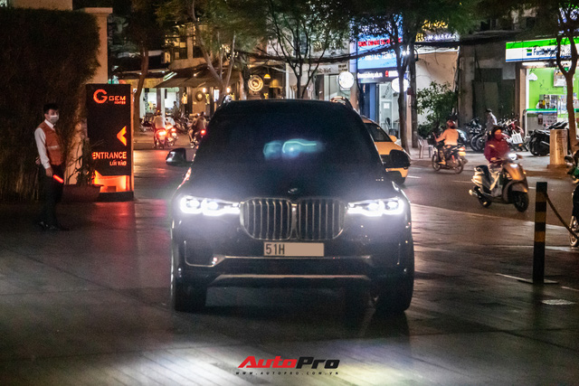 Nhiều siêu xe, xe sang hội ngộ tại tiệc thôi nôi cháu ngoại Minh nhựa, BMW X7 của Trấn Thành cũng xuất hiện - Ảnh 5.