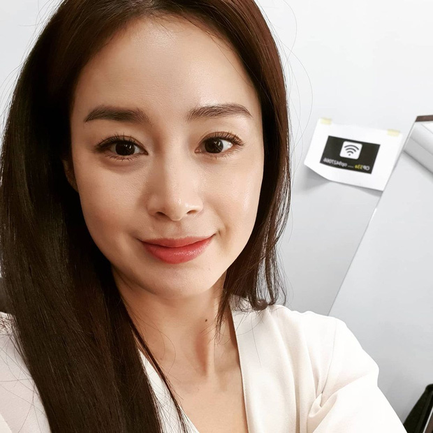 Cả Kbiz chắc mỗi Kim Tae Hee zoom mặt không thèm chỉnh, lộ cả tá vết lão hoá mà Knet vẫn khen lên trời thế này - Ảnh 2.