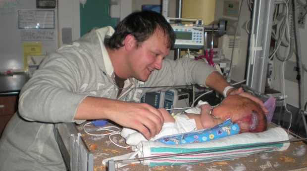 Bé trai sinh ra với căn bệnh não úng thủy, 6 tháng tuổi đã phải lên bàn mổ liên tục, sở hữu dung mạo hiện tại khiến ai cũng trầm trồ - Ảnh 2.