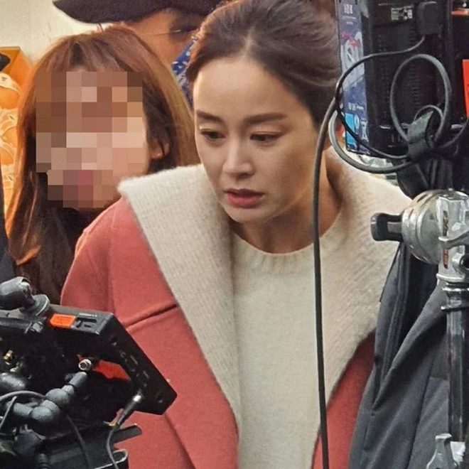 Cả Kbiz chắc mỗi Kim Tae Hee zoom mặt không thèm chỉnh, lộ cả tá vết lão hoá mà Knet vẫn khen lên trời thế này - Ảnh 6.