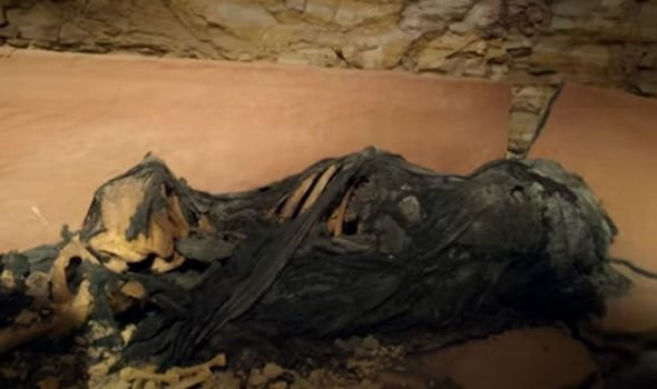 Phát hiện quan tài đất nung trong vách đá, mở ra kinh hoàng thấy xác ướp kỳ lạ bên trong - Ảnh 3.