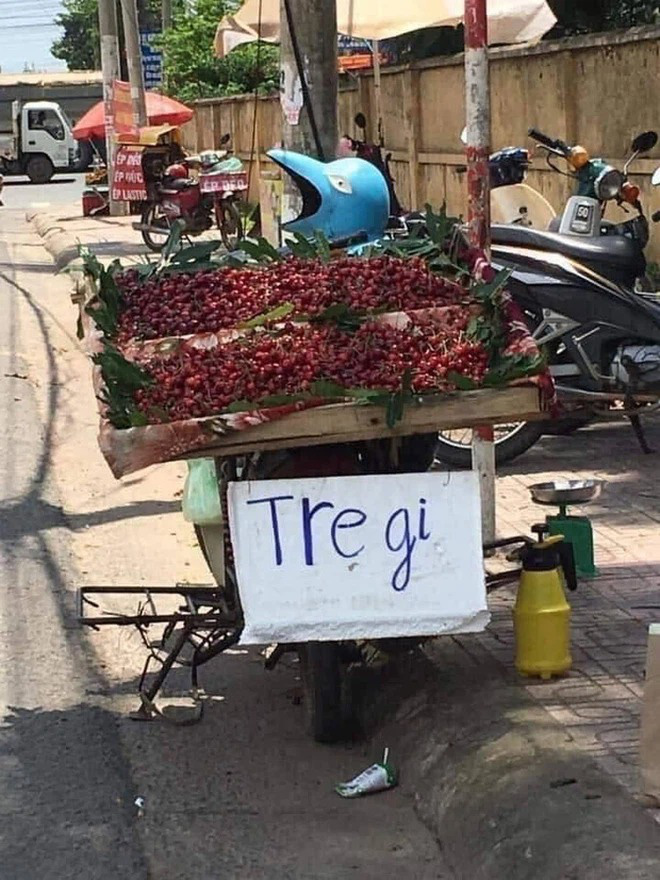 Hàng bánh tráng trộn quảng cáo “Ăn là ghiền đó” nhưng từ biển hiệu đã tự chê chính mình vì một lỗi sai khiến dân mạng cười xỉu - Ảnh 2.