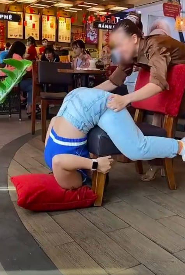 Hai cô gái bị chê kém duyên vì nằm dài giữa quán cà phê Highlands, kéo ghế đu trend khoe body giống Ngọc Trinh - Ảnh 2.