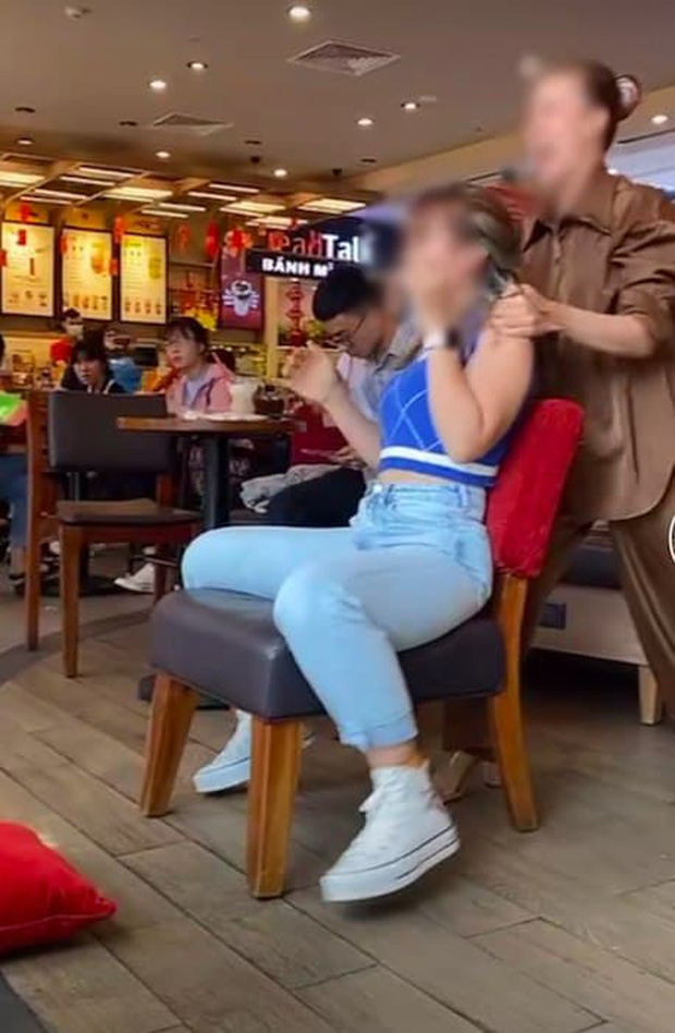 Hai cô gái bị chê kém duyên vì nằm dài giữa quán cà phê Highlands, kéo ghế đu trend khoe body giống Ngọc Trinh - Ảnh 4.