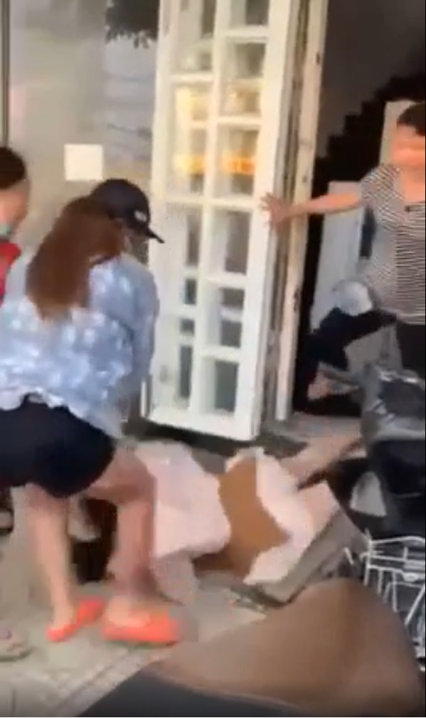 Xôn xao vụ nhóm phụ nữ xé áo hành hung dã man cô gái, nghi đánh ghen thuê - Ảnh 2. Xôn xao vụ nhóm phụ nữ xé áo hành hung dã man cô gái, nghi đánh ghen thuê - Ảnh 2.