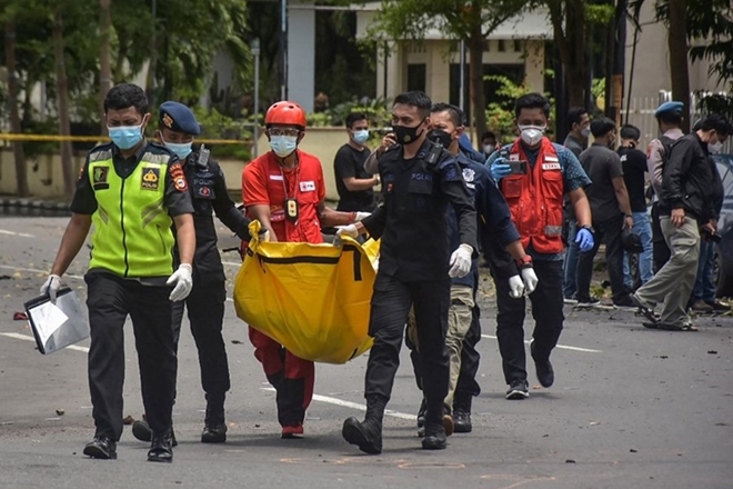 Đánh bom liều chết kinh hoàng tại Indonesia - Ảnh 1.