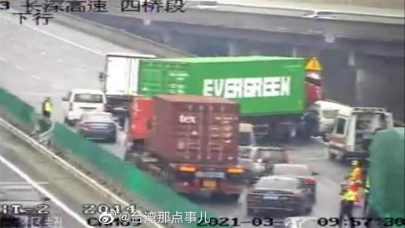 Chiếc xe container gặp nạn chắn ngang đường cao tốc ở Thâm Quyến gây sốt mạng xã hội - Ảnh 1.
