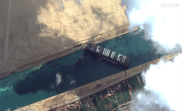 Công ty vận hành siêu tàu hàng kẹt ở kênh đào Suez từng khiến đại dương ngập trong đồ nhựa suốt gần 2 thập kỷ - Ảnh 1.