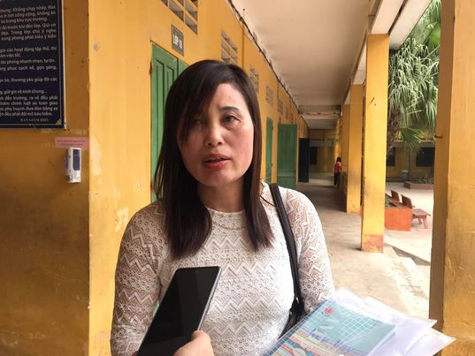 Giáo viên cùng trường đặt 3 nghi vấn cốt tử vụ cô giáo ở Hà Nội tố bị học sinh hắt nước, đánh ngay trên bục giảng - Ảnh 3.