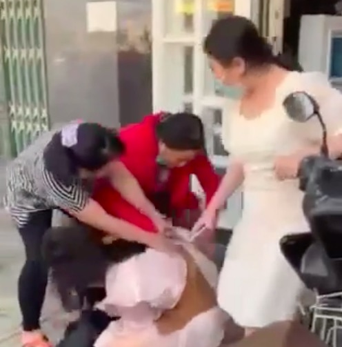 Xôn xao vụ nhóm phụ nữ xé áo hành hung dã man cô gái, nghi đánh ghen thuê - Ảnh 3. Xôn xao vụ nhóm phụ nữ xé áo hành hung dã man cô gái, nghi đánh ghen thuê - Ảnh 3.