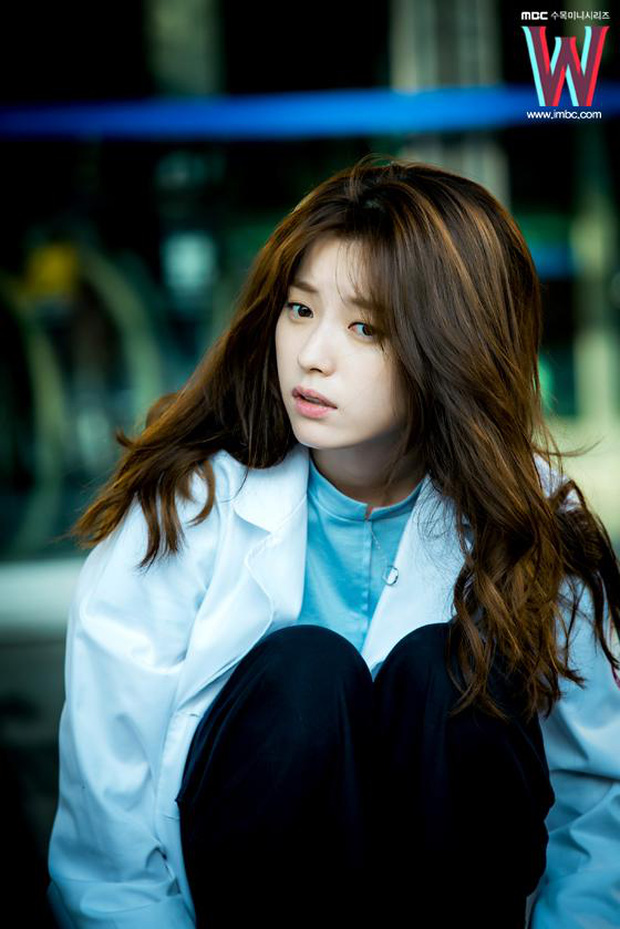 Nhan sắc ngoài đời của mỹ nhân Hàn thủ vai xấu xí: Suzy mặt mộc đẹp choáng váng, Lee Sung Kyung - Han Hyo Joo 1 trời 1 vực - Ảnh 12.