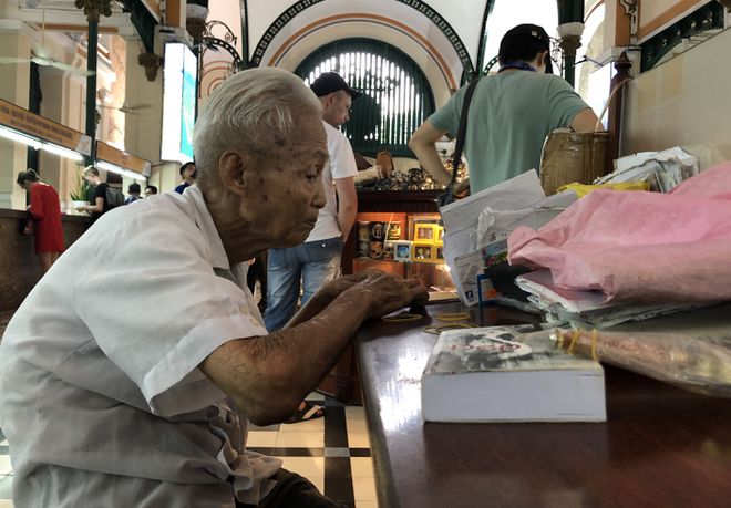 Một phần linh hồn Bưu điện Sài Gòn - cụ ông viết thư thuê cuối cùng đã nghỉ việc - Ảnh 4.