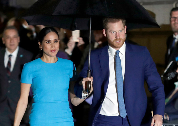 Vô tình hay cố ý? Cứ khi hoàng gia Anh có sự kiện trọng đại, vợ chồng Meghan lại có cách “giật spotlight” đầy tình cờ như thế này - Ảnh 5.