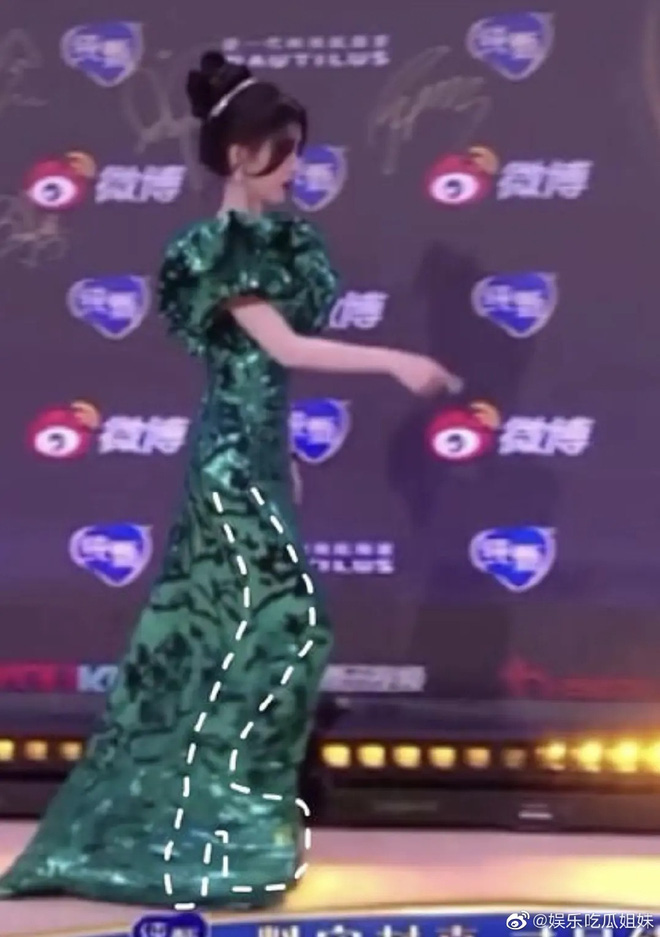 C&uacute;c Tịnh Y lộ chi&ecirc;u hack chiều cao tại thảm đỏ sự kiện, so ảnh với Ngh&ecirc; Ni mới thấy kh&aacute;c biệt một trời một vực - Ảnh 2.