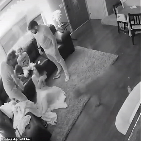 Bất ngờ thấy con che miệng, mẹ nhanh chóng làm một việc, cứu con thoát chết trong gang tấc - Ảnh 1.