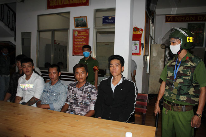 2 nhóm thanh niên giải quyết nợ nần bằng súng quân dụng - Ảnh 6. 2 nhóm thanh niên giải quyết nợ nần bằng súng quân dụng - Ảnh 6.