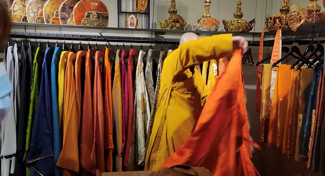 Xôn xao những video thầy chùa ăn thịt chó: Ông Phúc tự cạo đầu, tự mặc pháp phục rồi lấy tên Thích Tâm Phúc - Ảnh 2. Xôn xao những video thầy chùa ăn thịt chó: Ông Phúc tự cạo đầu, tự mặc pháp phục rồi lấy tên Thích Tâm Phúc - Ảnh 2.