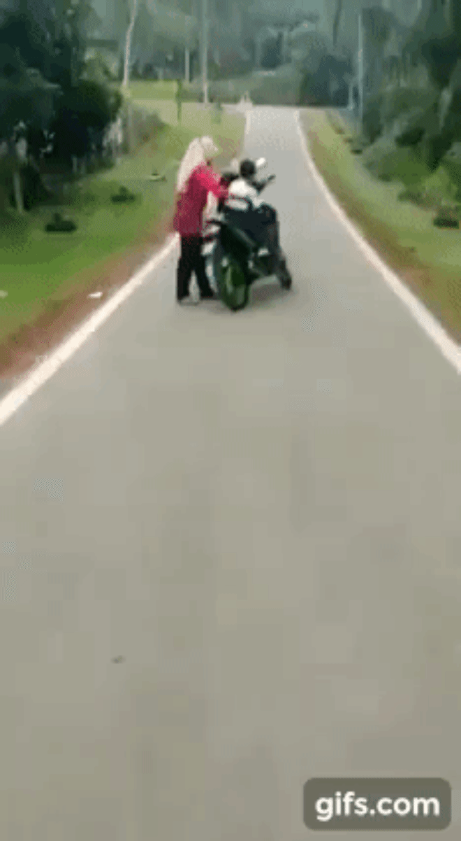 Ngày đầu trở lại trường sau kỳ nghỉ dài, cậu nhóc khiến phụ huynh bở hơi tai vì màn chống đối kịch liệt, dân mạng được phen cười vỡ bụng - Ảnh 4. Ngày đầu trở lại trường sau kỳ nghỉ dài, cậu nhóc khiến phụ huynh bở hơi tai vì màn chống đối kịch liệt, dân mạng được phen cười vỡ bụng - Ảnh 4.