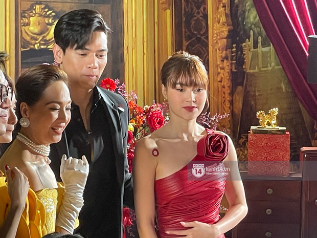 Lan Ngọc chính thức lộ diện trên thảm đỏ Gái Già Lắm Chiêu sau drama clip nóng, ấm lòng nhất là cái ôm an ủi của dàn sao - Ảnh 4.