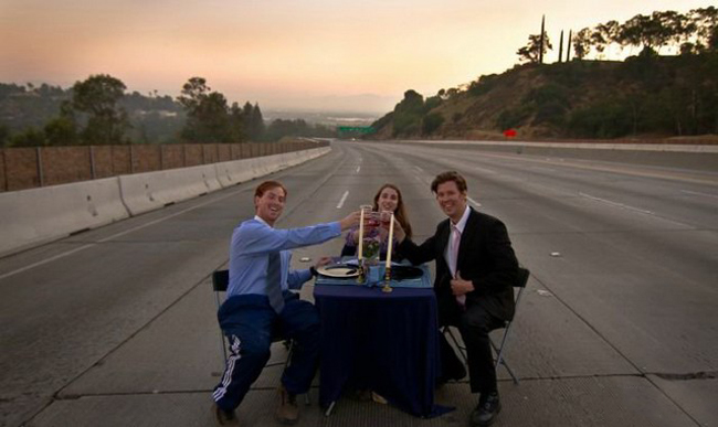 Giật m&igrave;nh với h&agrave;nh động kh&aacute;c thường của những con người đặc biệt - Ảnh 5.