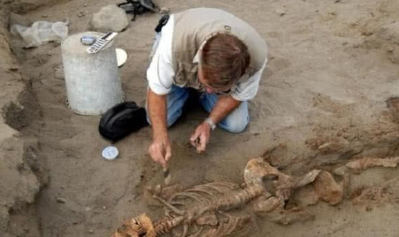 Lăng mộ chôn 4 bộ hài cốt trẻ em dưới 4 góc: Thành phần kim loại tìm thấy trong xương vạch trần hủ tục mai táng bất nhân - Ảnh 1.
