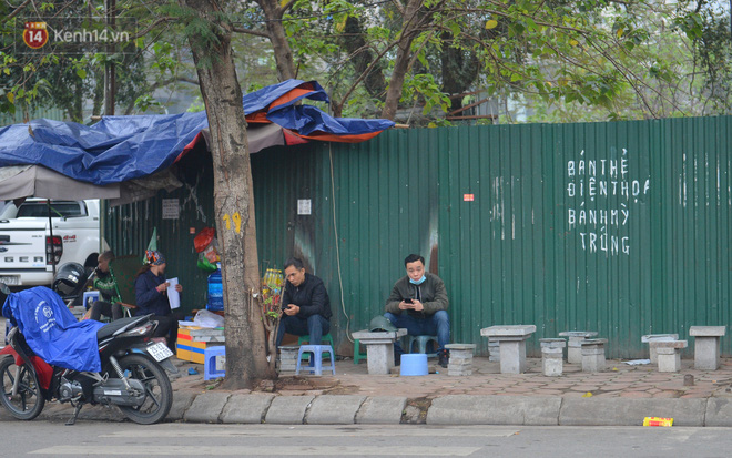 Ảnh: Trà đá vỉa hè Hà Nội vẫn bán tràn lan, bất chấp lệnh cấm phòng dịch Covid-19 - Ảnh 8.