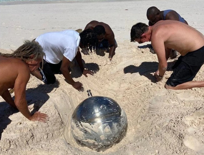 Hé lộ bí mật về quả cầu titan bí ẩn khắc toàn chữ Nga trên bãi biển Bahamas - Ảnh 1.