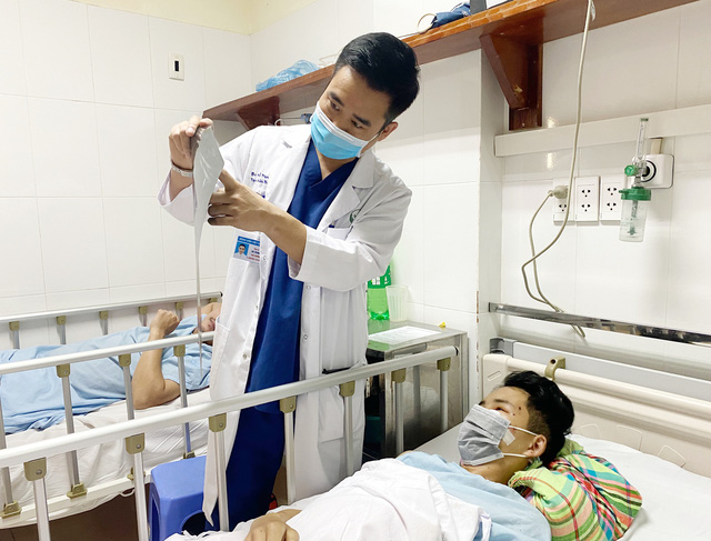 Gặp tai nạn xe máy, nam thanh niên bị thanh sắt bên đường cắm xuyên mặt - Ảnh 3. Gặp tai nạn xe máy, nam thanh niên bị thanh sắt bên đường cắm xuyên mặt - Ảnh 3.