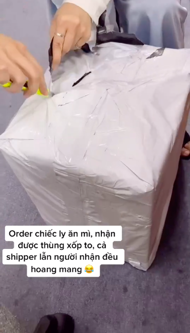 Đặt ly ăn mì nhưng nhận về nguyên thùng xốp to đùng, cô gái và shipper đều hoang mang tột độ: Mở ra bên trong còn bất ngờ hơn! - Ảnh 2.