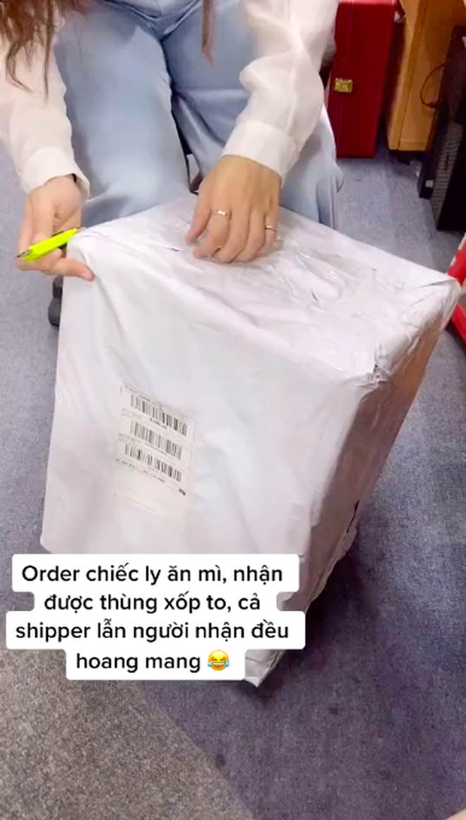 Đặt ly ăn m&igrave; nhưng nhận về nguy&ecirc;n th&ugrave;ng xốp to đ&ugrave;ng, c&ocirc; g&aacute;i v&agrave; shipper đều hoang mang tột độ: Mở ra b&ecirc;n trong c&ograve;n bất ngờ hơn! - Ảnh 3.