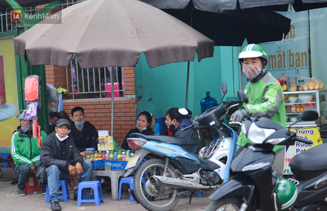 Ảnh: Trà đá vỉa hè Hà Nội vẫn bán tràn lan, bất chấp lệnh cấm phòng dịch Covid-19 - Ảnh 9.