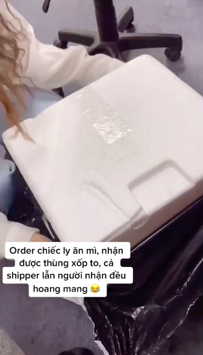 Đặt ly ăn m&igrave; nhưng nhận về nguy&ecirc;n th&ugrave;ng xốp to đ&ugrave;ng, c&ocirc; g&aacute;i v&agrave; shipper đều hoang mang tột độ: Mở ra b&ecirc;n trong c&ograve;n bất ngờ hơn! - Ảnh 4.