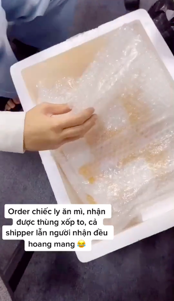 Đặt ly ăn m&igrave; nhưng nhận về nguy&ecirc;n th&ugrave;ng xốp to đ&ugrave;ng, c&ocirc; g&aacute;i v&agrave; shipper đều hoang mang tột độ: Mở ra b&ecirc;n trong c&ograve;n bất ngờ hơn! - Ảnh 5.