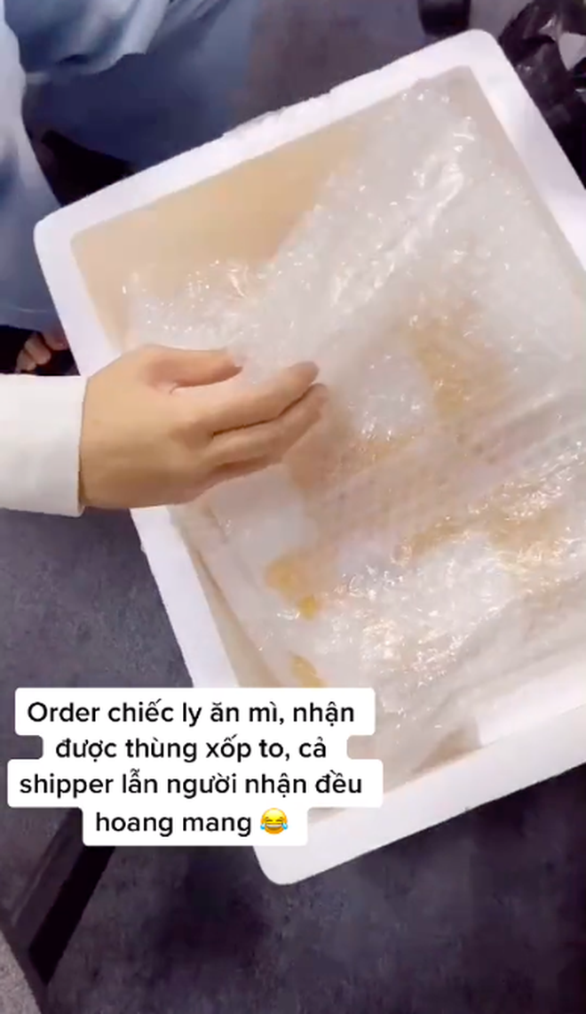 Đặt ly ăn mì nhưng nhận về nguyên thùng xốp to đùng, cô gái và shipper đều hoang mang tột độ: Mở ra bên trong còn bất ngờ hơn! - Ảnh 5.