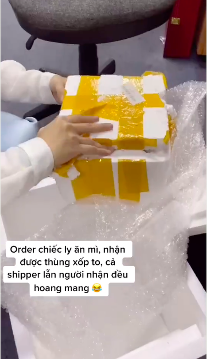 Đặt ly ăn mì nhưng nhận về nguyên thùng xốp to đùng, cô gái và shipper đều hoang mang tột độ: Mở ra bên trong còn bất ngờ hơn! - Ảnh 6.