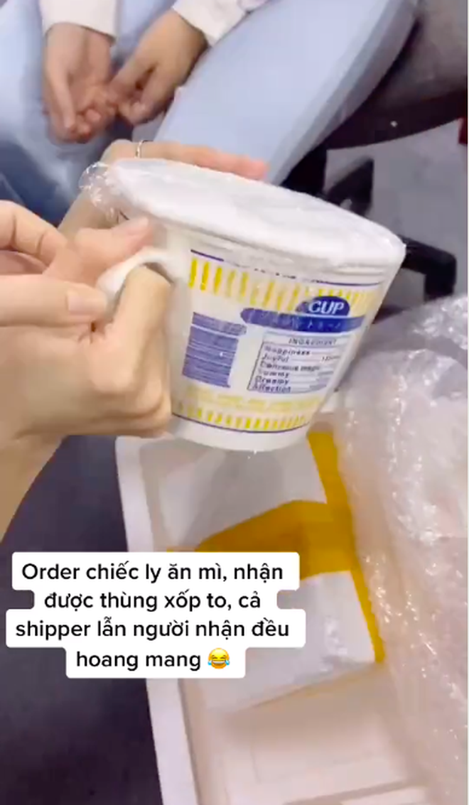 Đặt ly ăn m&igrave; nhưng nhận về nguy&ecirc;n th&ugrave;ng xốp to đ&ugrave;ng, c&ocirc; g&aacute;i v&agrave; shipper đều hoang mang tột độ: Mở ra b&ecirc;n trong c&ograve;n bất ngờ hơn! - Ảnh 7.