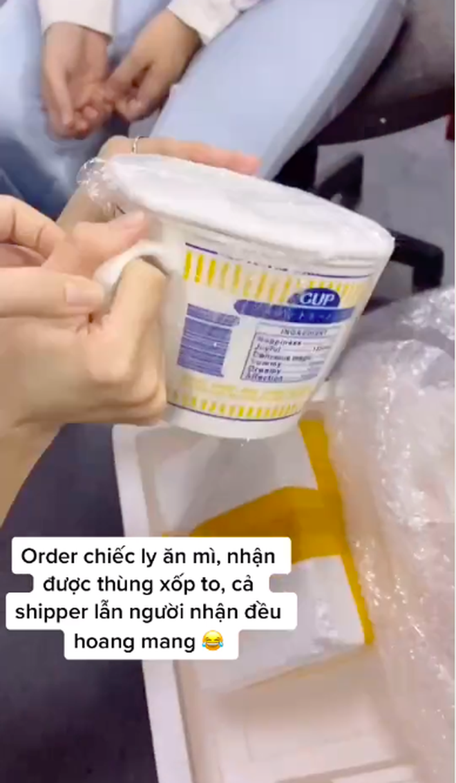 Đặt ly ăn mì nhưng nhận về nguyên thùng xốp to đùng, cô gái và shipper đều hoang mang tột độ: Mở ra bên trong còn bất ngờ hơn! - Ảnh 7.