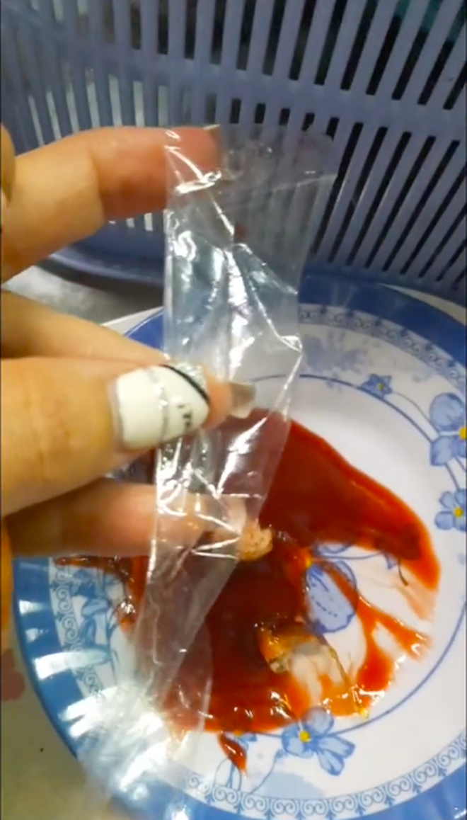 Đăng clip cảnh b&aacute;o x&uacute;c x&iacute;ch c&oacute; lớp vỏ bọc ni l&ocirc;ng tr&aacute; h&igrave;nh, c&ocirc; g&aacute;i khiến d&acirc;n t&igrave;nh tranh c&atilde;i nảy lửa: Liệu c&oacute; ăn được kh&ocirc;ng? - Ảnh 3.