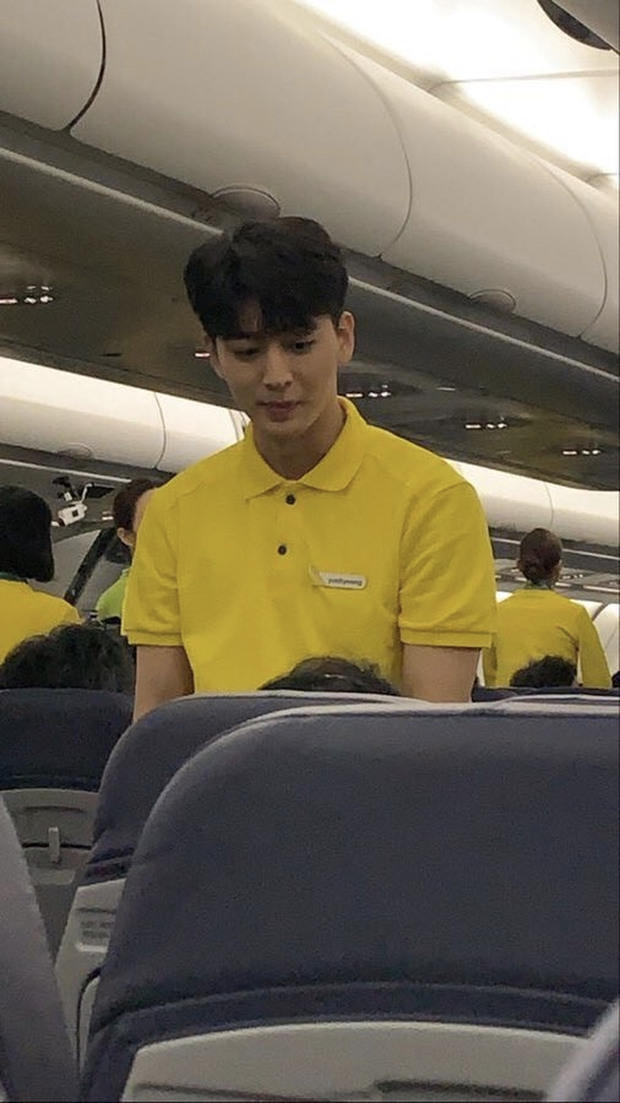 Chị em đang điên đảo truy tìm soái ca tiếp viên hàng không ở Vinh, tìm ra mới ngã ngửa vì là... idol nhà YG? - Ảnh 2. Chị em đang điên đảo truy tìm soái ca tiếp viên hàng không ở Vinh, tìm ra mới ngã ngửa vì là... idol nhà YG? - Ảnh 2.