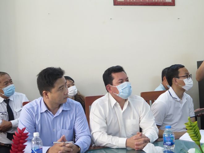 Vợ chồng ông Dũng lò vôi nói ông Võ Hoàng Yên đã trả lại 20 tỷ đồng và sổ hồng căn nhà 18 tỷ đồng - Ảnh 1. Vợ chồng ông Dũng lò vôi nói ông Võ Hoàng Yên đã trả lại 20 tỷ đồng và sổ hồng căn nhà 18 tỷ đồng - Ảnh 1.
