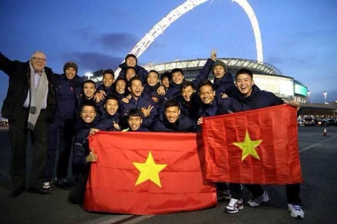 Xuân Trường chia sẻ hình ảnh 7 năm trước ở sân Wembley, Duy Mạnh cảm thán: Ôi ngày xưa với bao mộng mơ - Ảnh 3.