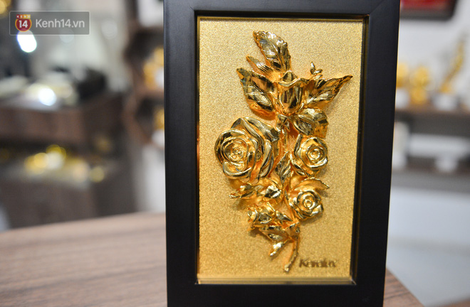 Cận cảnh hoa hồng đúc vàng giá 330 triệu đồng được đại gia Hải Phòng mua làm quà tặng ngày 8/3 - Ảnh 10.