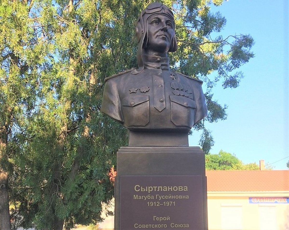 Магуба гусейновна сыртланова. Памятник Магубы Сыртлановой. М Сыртланова герой советского. Магуба Гусейновна Сыртланова лётчик.