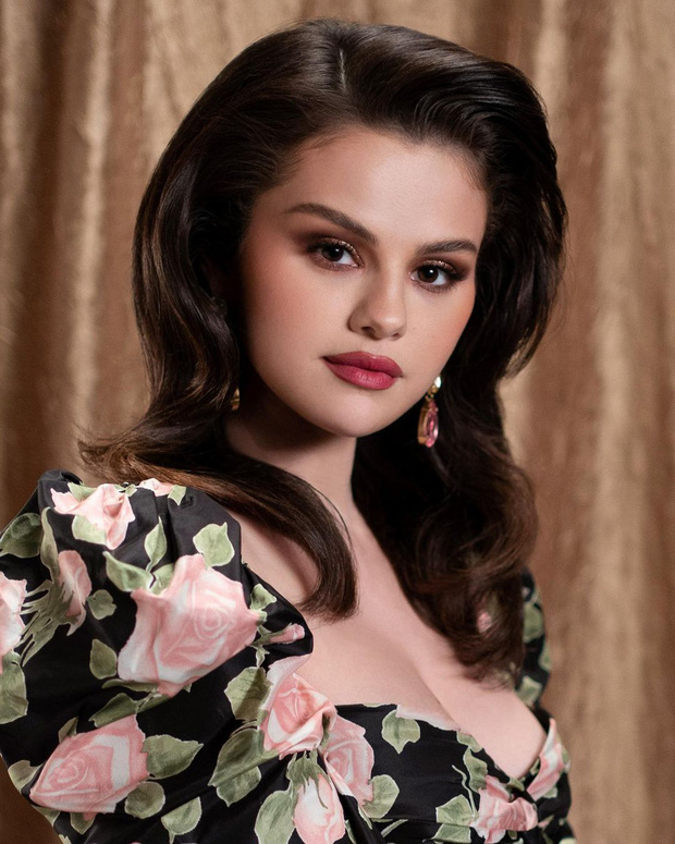 Selena Gomez khoe ảnh ở nhà mà thu về bão like nhờ visual mới lạ, spotlight đổ dồn vào chiều cao thực tế không như mơ - Ảnh 2.