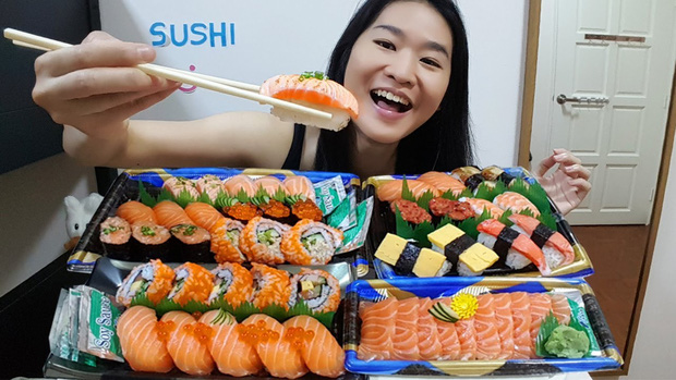 Lần đầu dẫn mẹ đi ăn sushi, cô gái muốn độn thổ giữa nhà hàng vì gặp cảnh này: Người Nhật mà thấy chắc cũng xỉu ngang! - Ảnh 2.