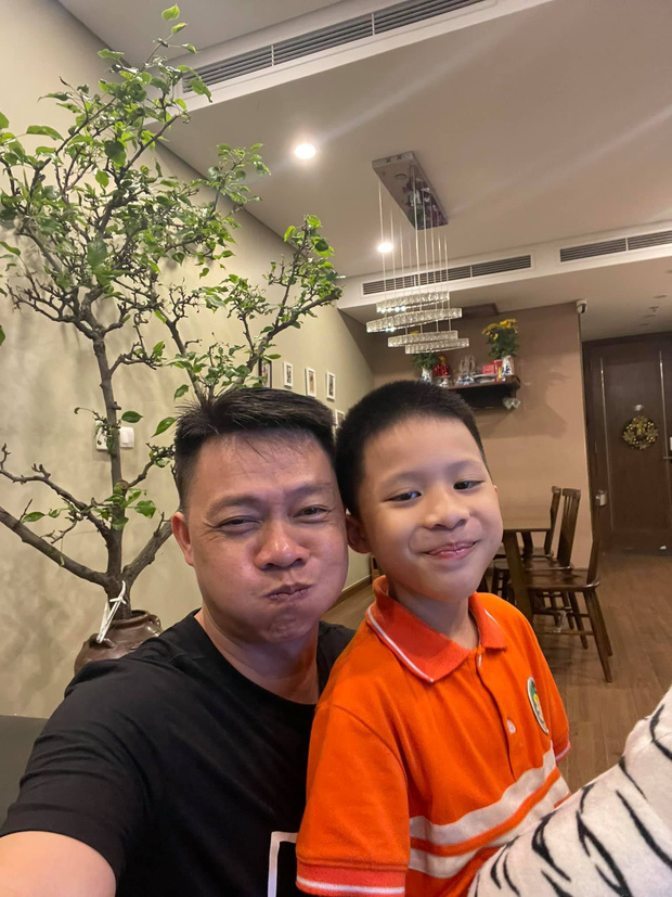 Con trai út nhà BTV Quang Minh mới lớp 1 đã được cô giáo giao vị trí quan trọng, bố nghe xong toát mồ hôi hột vì áp lực giùm - Ảnh 1.